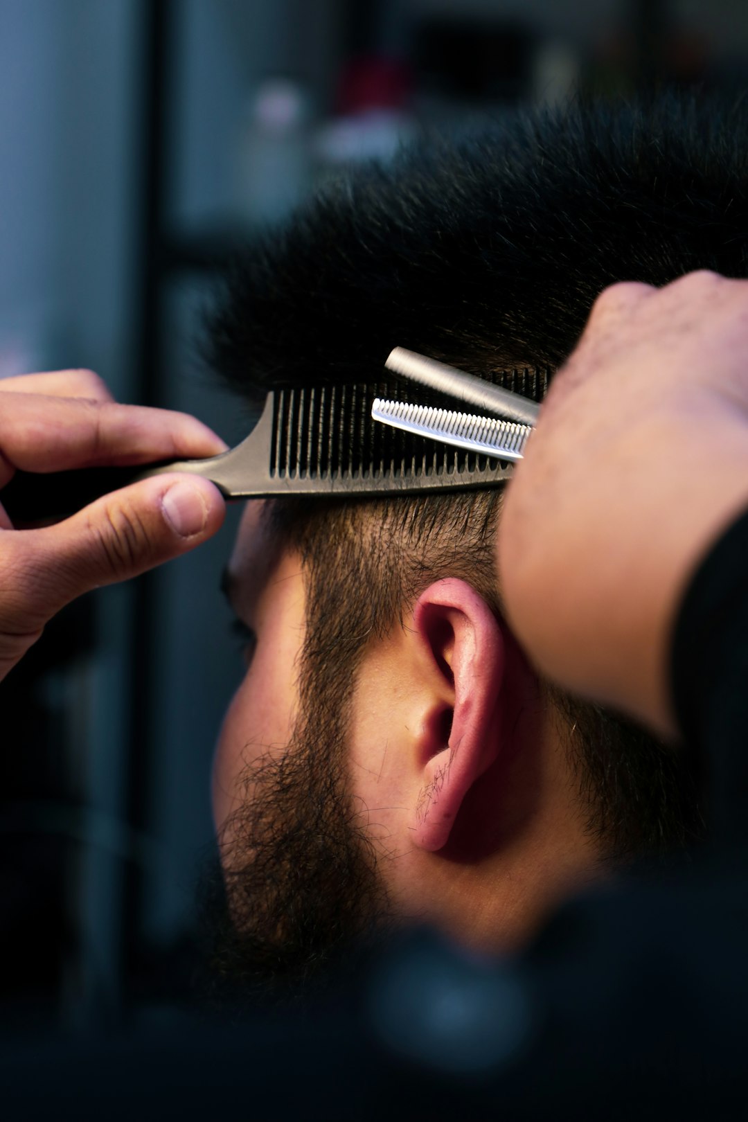 Coupe homme et taille de barbe à la tondeuse