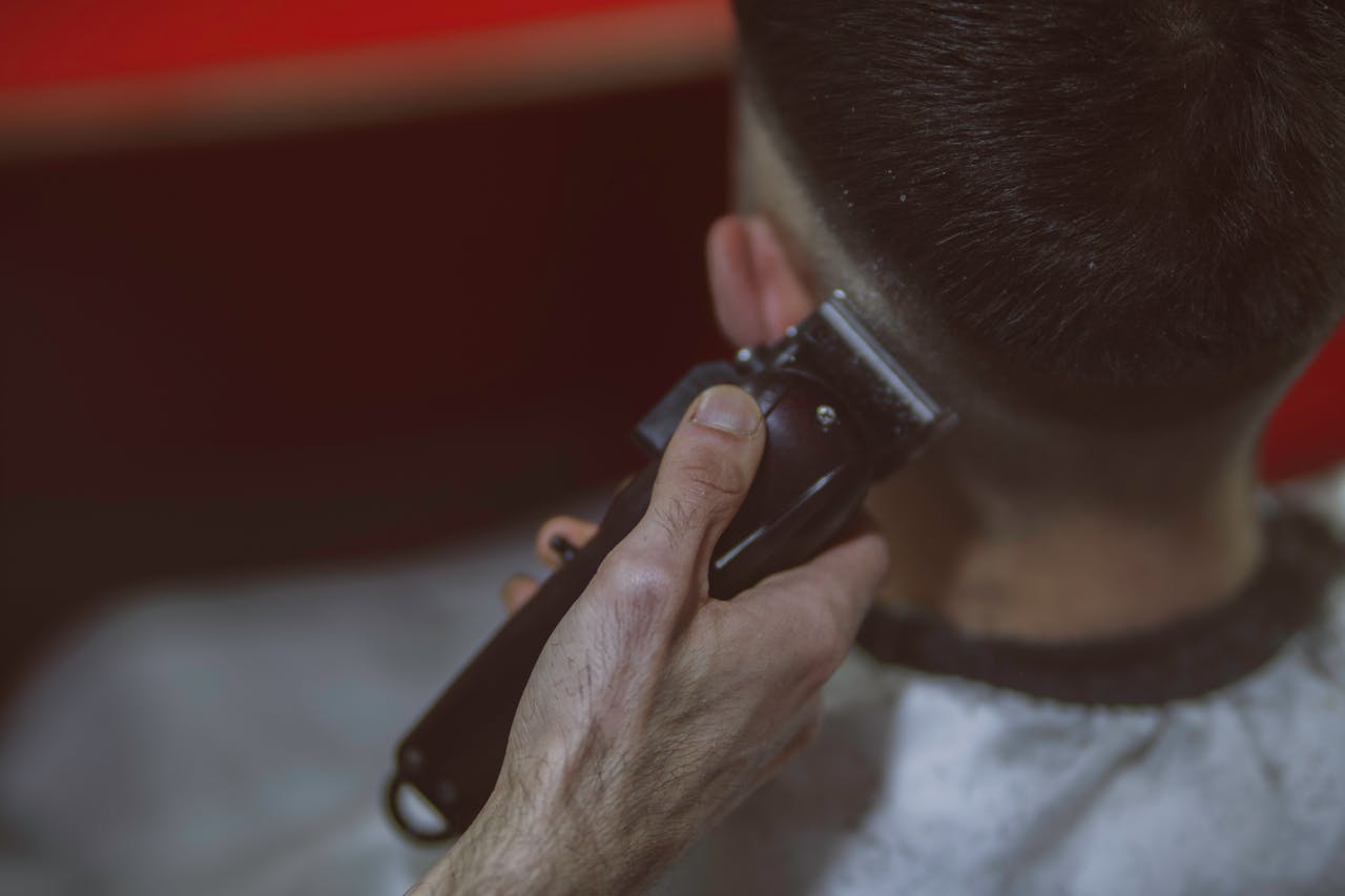 Coupe à la tondeuse au salon