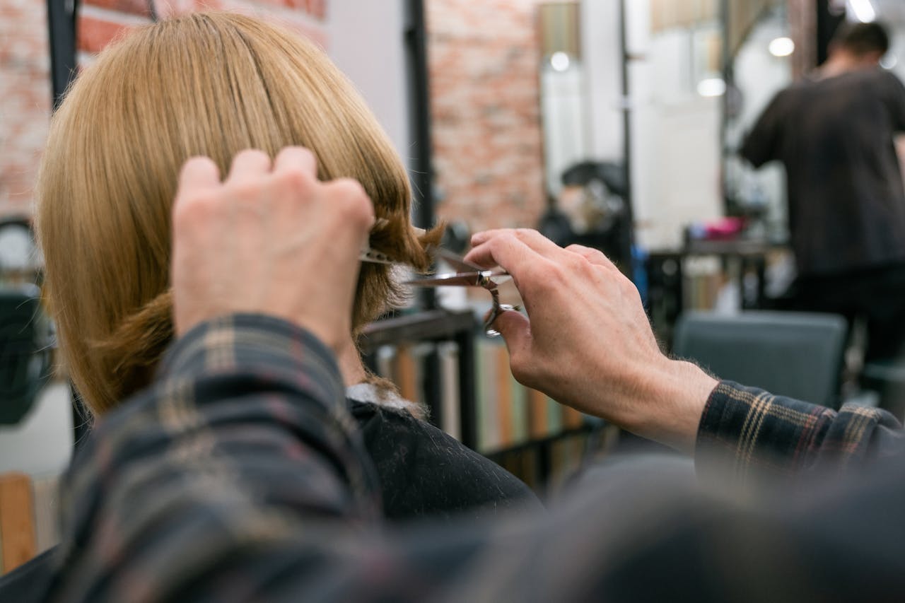 Cliente installée au fauteuil pendant sa coiffure
